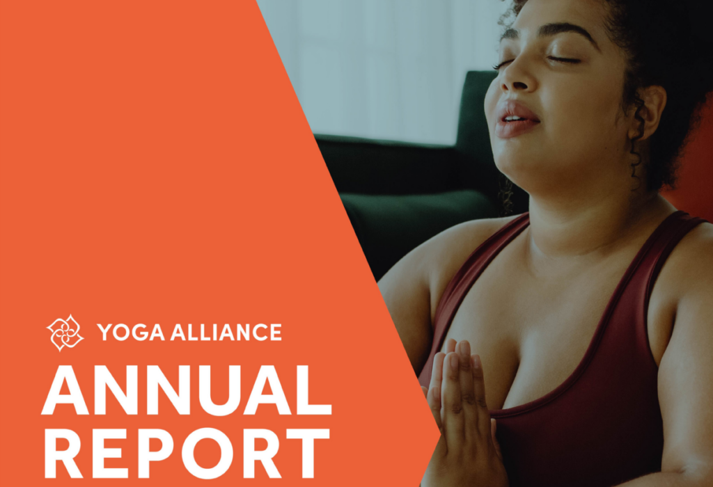 Femme assise pratiquant le yoga avec les mains jointes en prière avec le logo de Yoga Alliance à côté et le titre rapport annuel